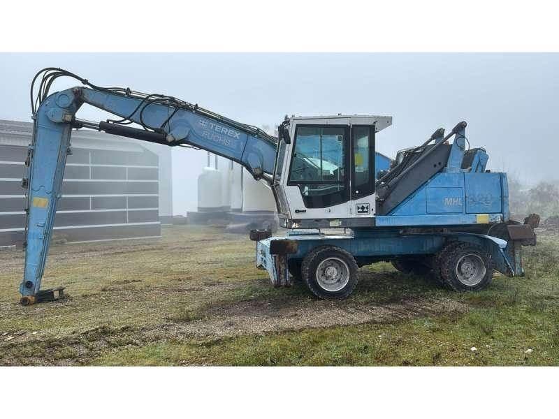 Fuchs MHL320 Waste / industry handlers