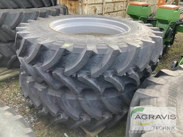  520/85R42 Banden, wielen en velgen