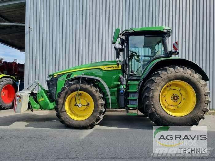 John Deere 8310 R Tractoren