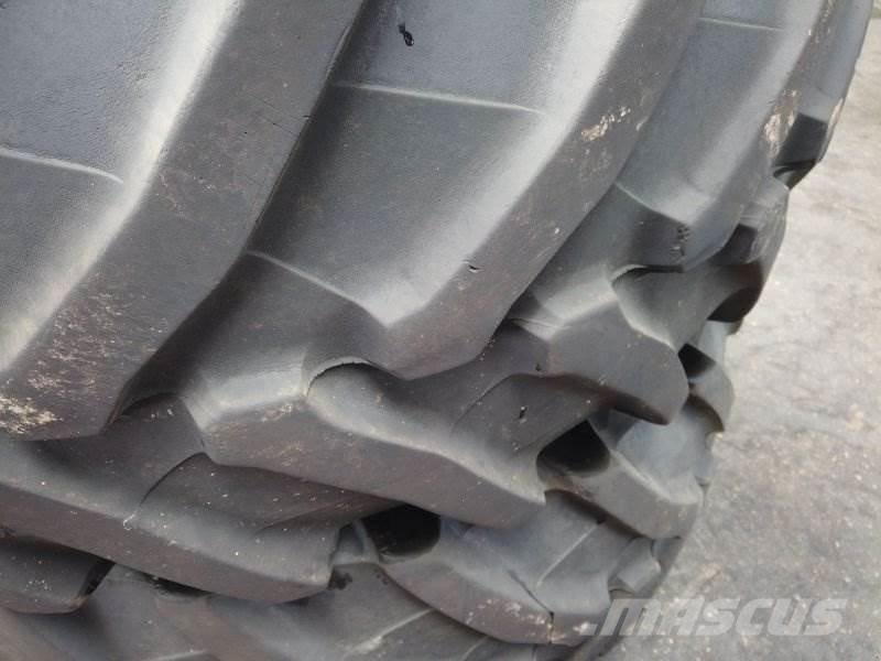 BKT 540 / 65 R30 Banden, wielen en velgen