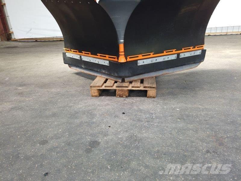  GEBR. URN 28 Sneeuwschuivers en -ploegen