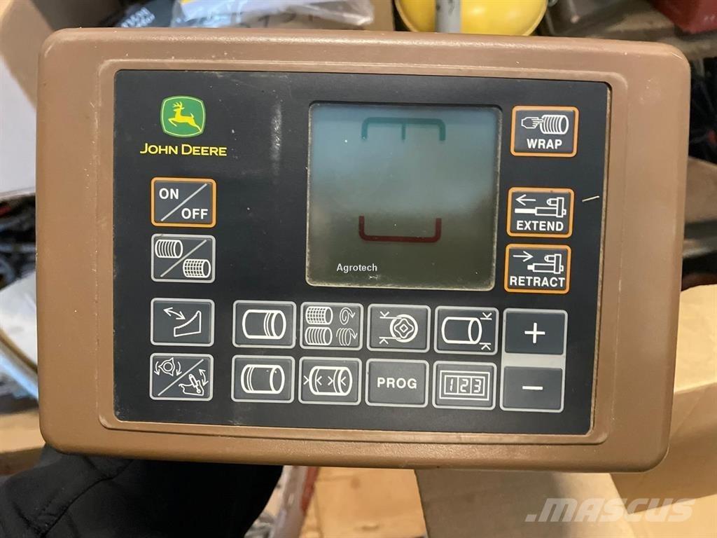 John Deere V451M Ronde-balenpersen