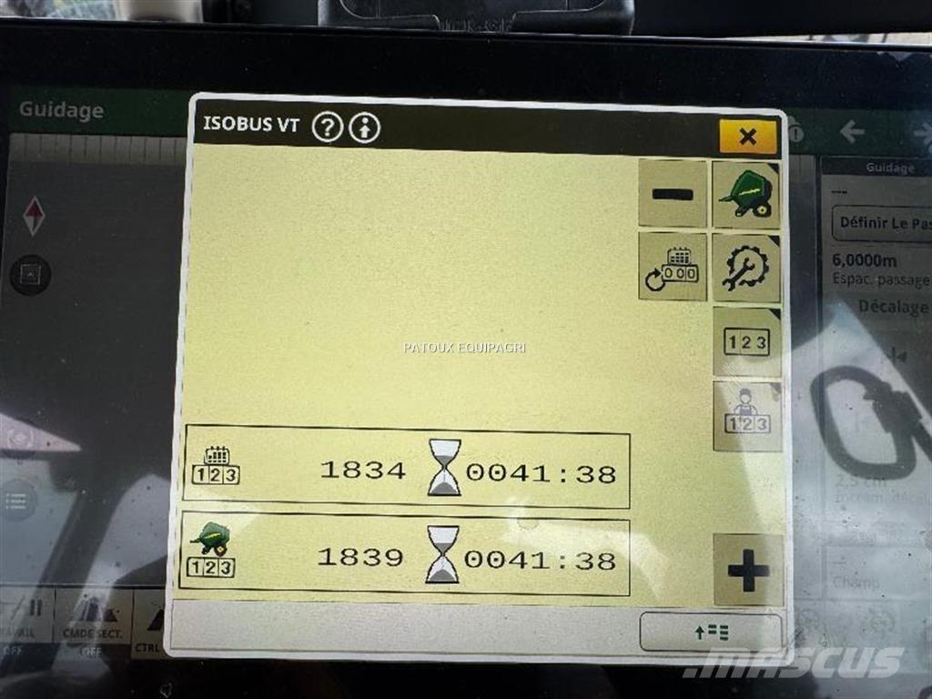 John Deere V461R Ronde-balenpersen