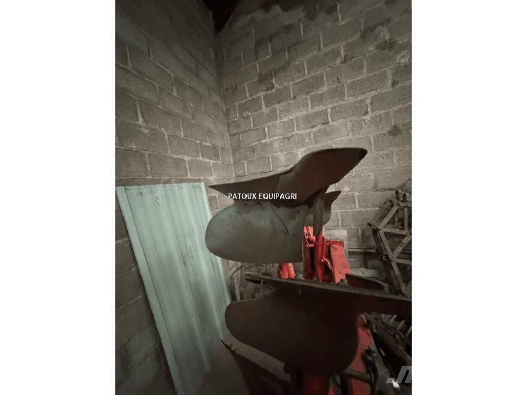 Kuhn MASTER 100 Conventionele ploegen