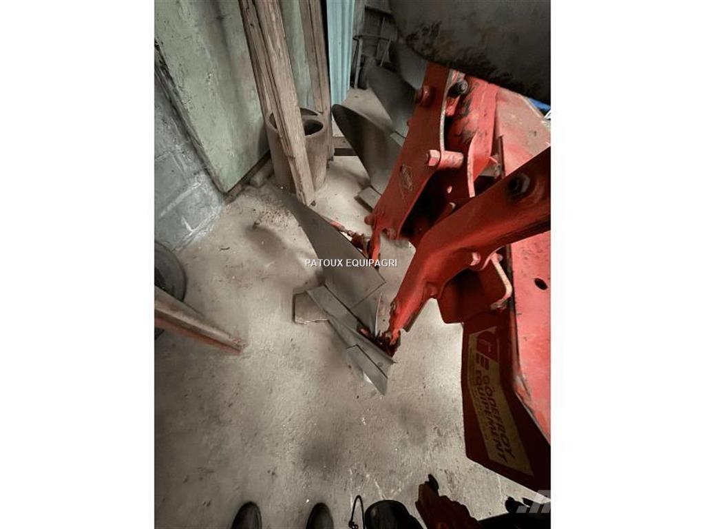 Kuhn MASTER 100 Conventionele ploegen