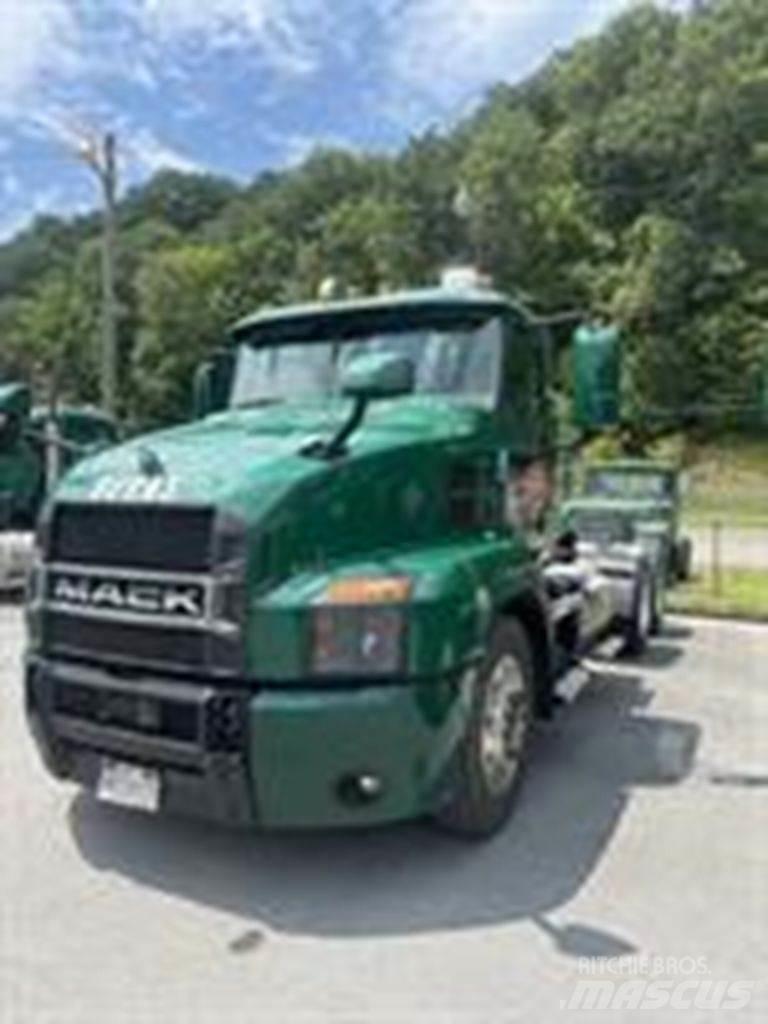 Mack AN64T Trekkers