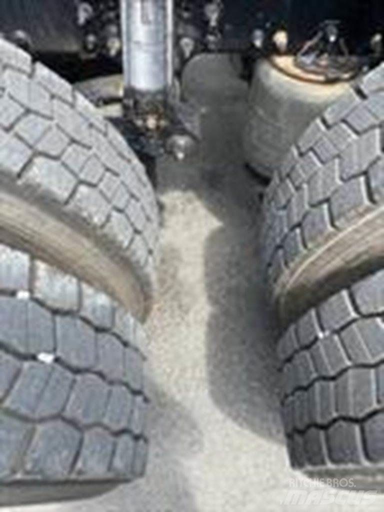Mack AN64T Trekkers