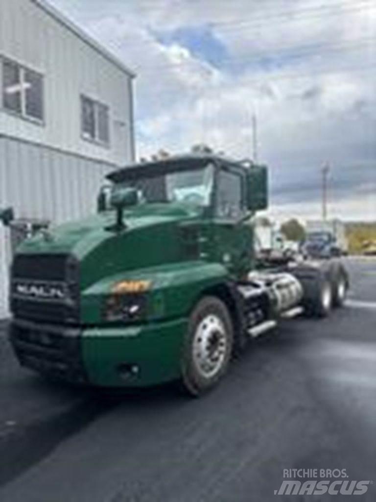 Mack AN64T Trekkers