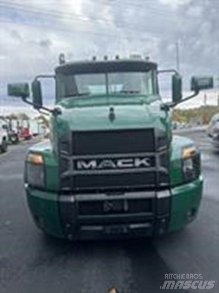 Mack AN64T Trekkers