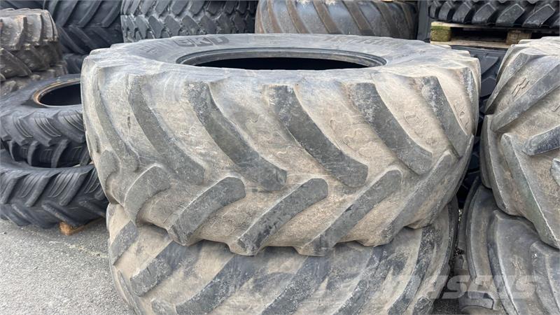 BKT 710/75R42 Banden, wielen en velgen