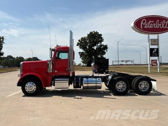 Peterbilt 389 Trekkers