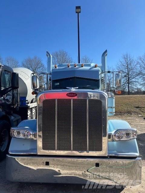 Peterbilt 389 Trekkers