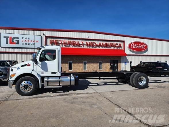 Peterbilt 536 Chassis met cabine