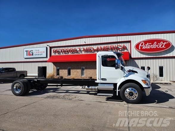 Peterbilt 536 Chassis met cabine