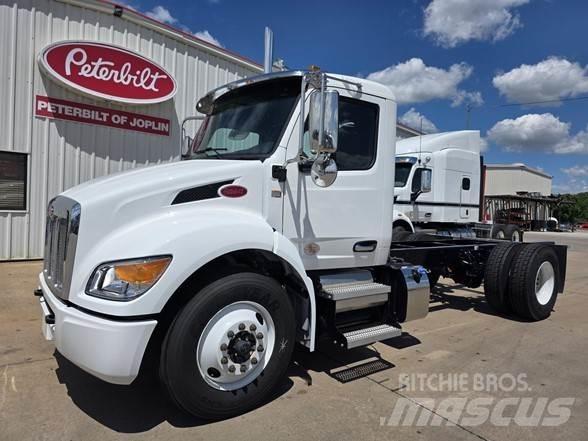 Peterbilt 536 Chassis met cabine