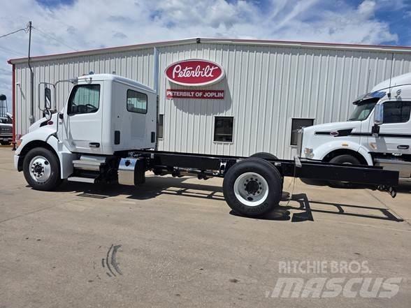 Peterbilt 536 Chassis met cabine