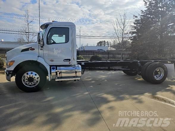 Peterbilt 536 Chassis met cabine