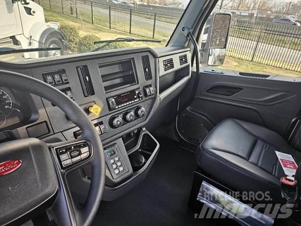 Peterbilt 536 Chassis met cabine