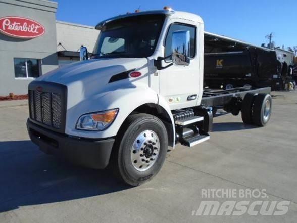 Peterbilt 536 Chassis met cabine
