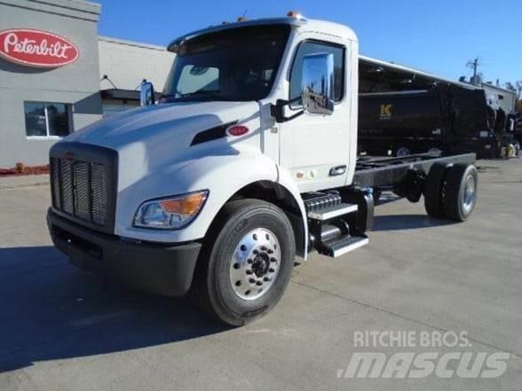 Peterbilt 536 Chassis met cabine