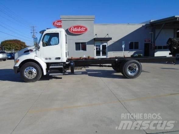 Peterbilt 536 Chassis met cabine