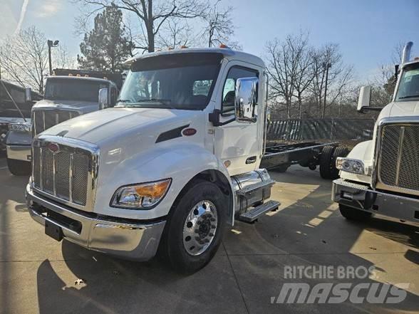 Peterbilt 536 Chassis met cabine