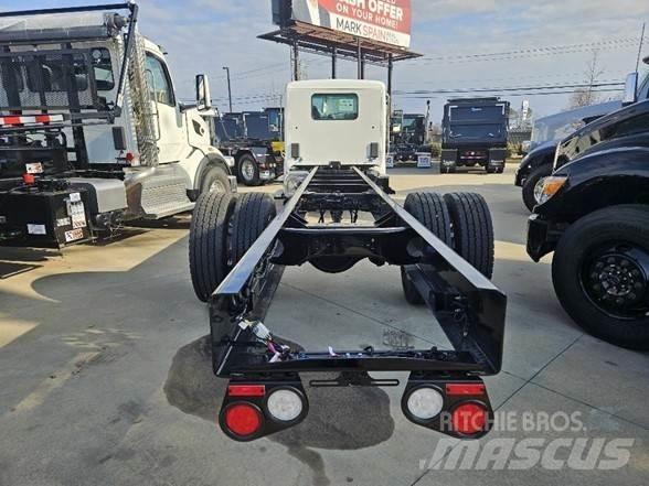 Peterbilt 536 Chassis met cabine