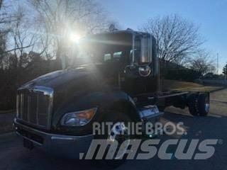 Peterbilt 536 Chassis met cabine