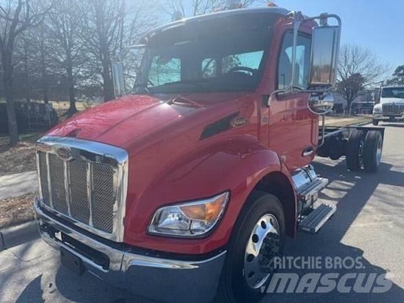 Peterbilt 536 Chassis met cabine