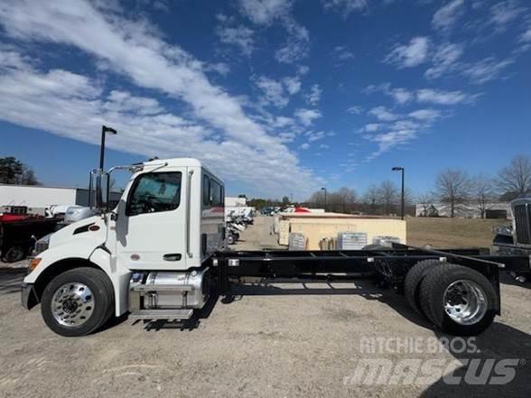 Peterbilt 536 Chassis met cabine