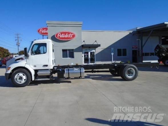 Peterbilt 536 Chassis met cabine