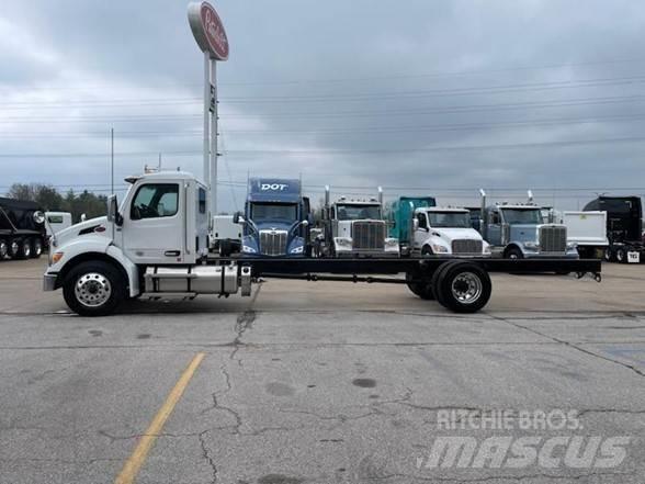 Peterbilt 536 Chassis met cabine