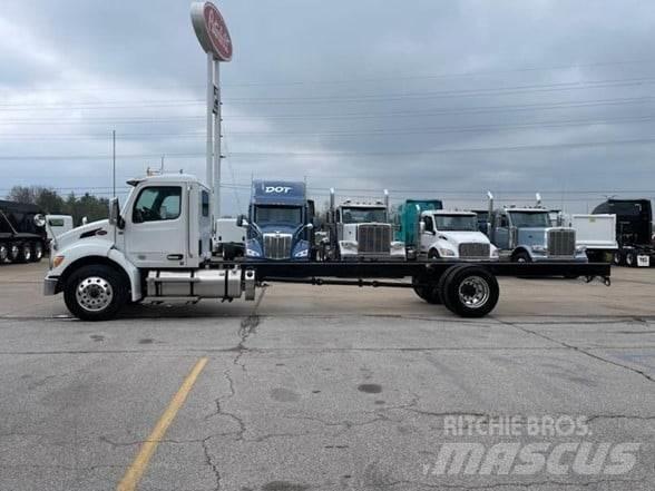 Peterbilt 536 Chassis met cabine