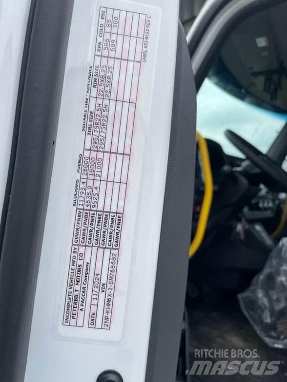 Peterbilt 536 Chassis met cabine