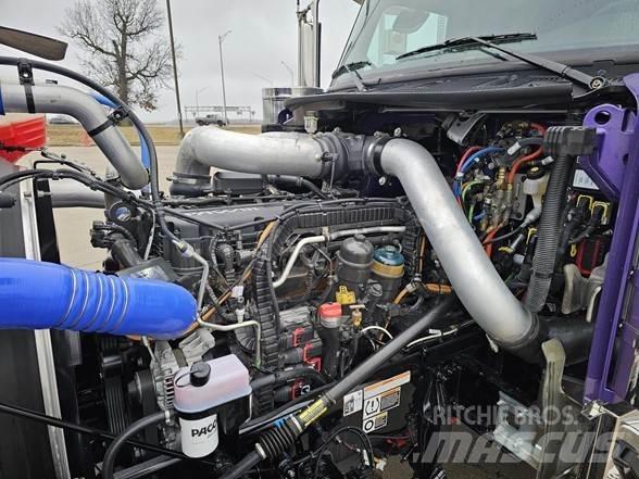 Peterbilt 589 Trekkers