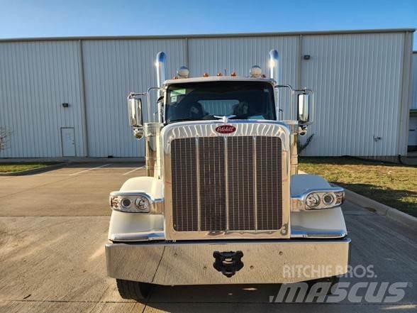 Peterbilt 589 Trekkers