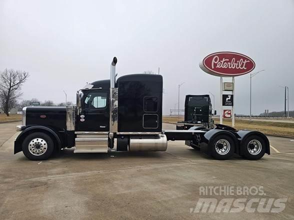 Peterbilt 589 Trekkers