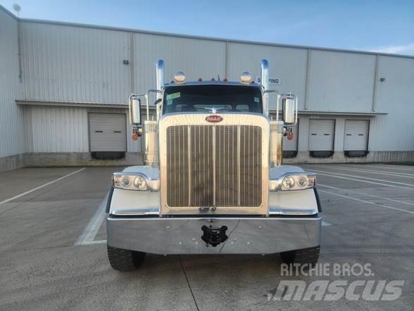 Peterbilt 589 Trekkers