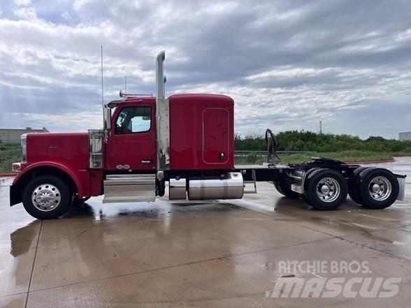 Peterbilt 589 Trekkers
