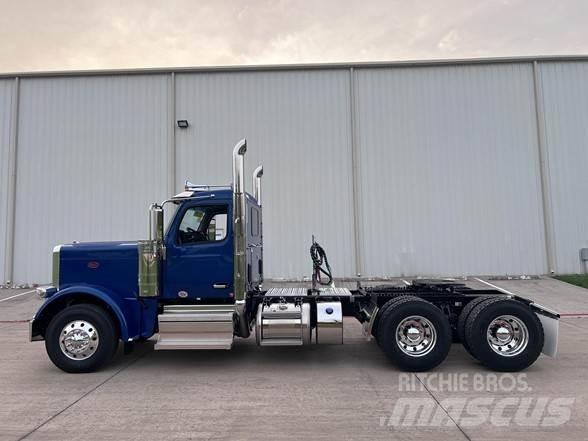 Peterbilt 589 Trekkers