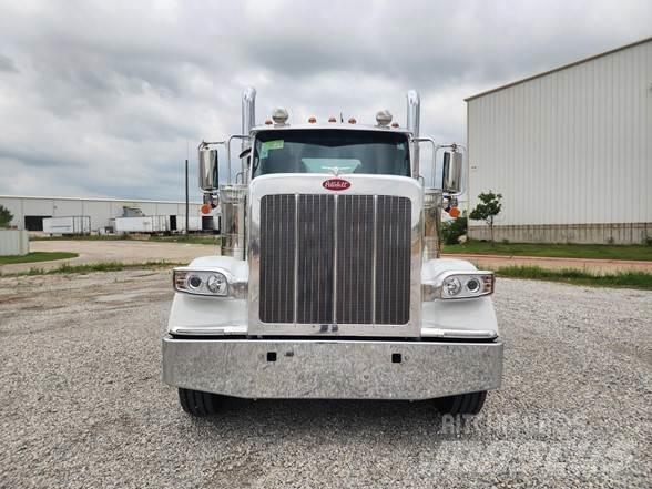 Peterbilt 589 Trekkers