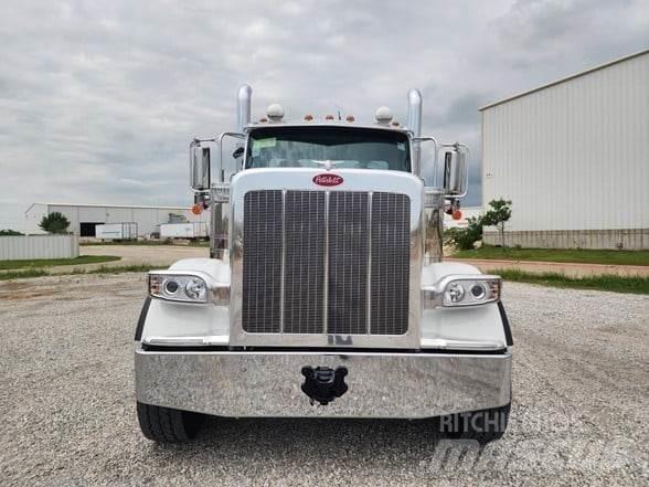 Peterbilt 589 Trekkers