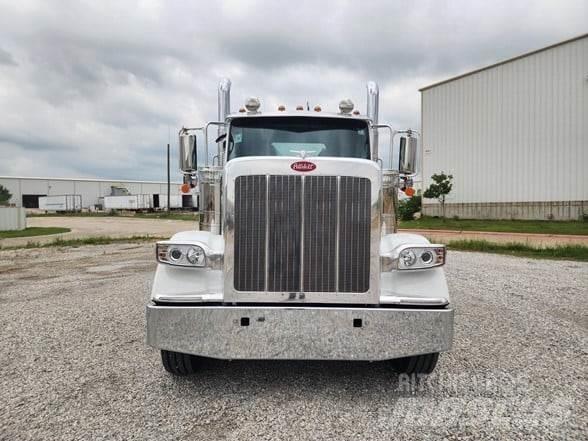 Peterbilt 589 Trekkers