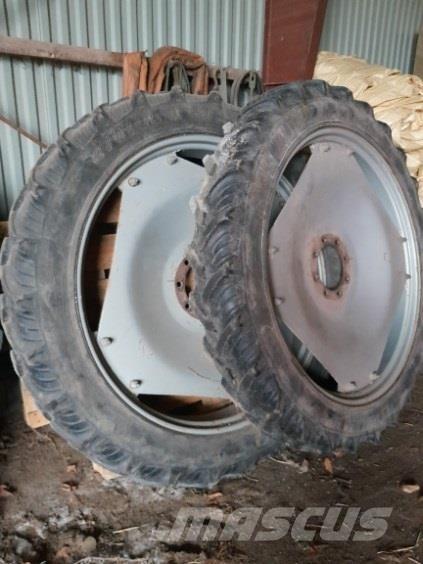  - - - 270/95R48 Banden, wielen en velgen