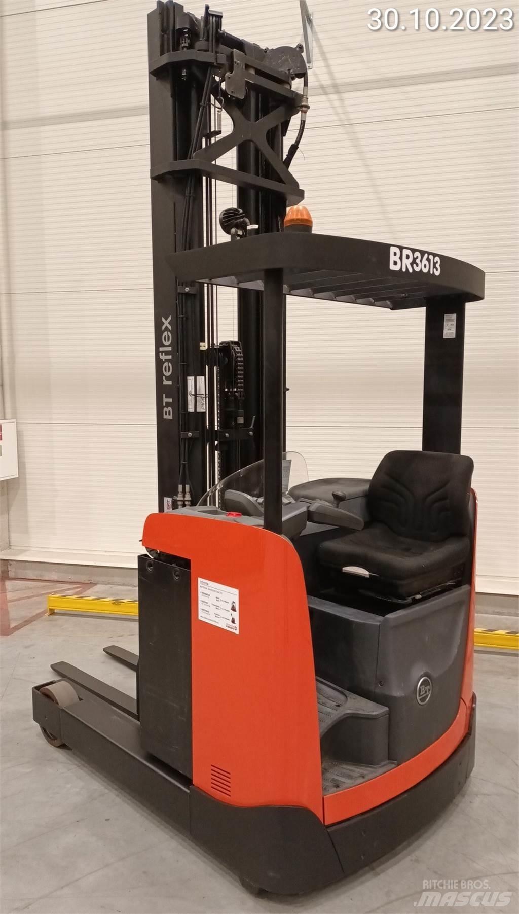 BT RRE140B Reachtruck voor hoog niveau
