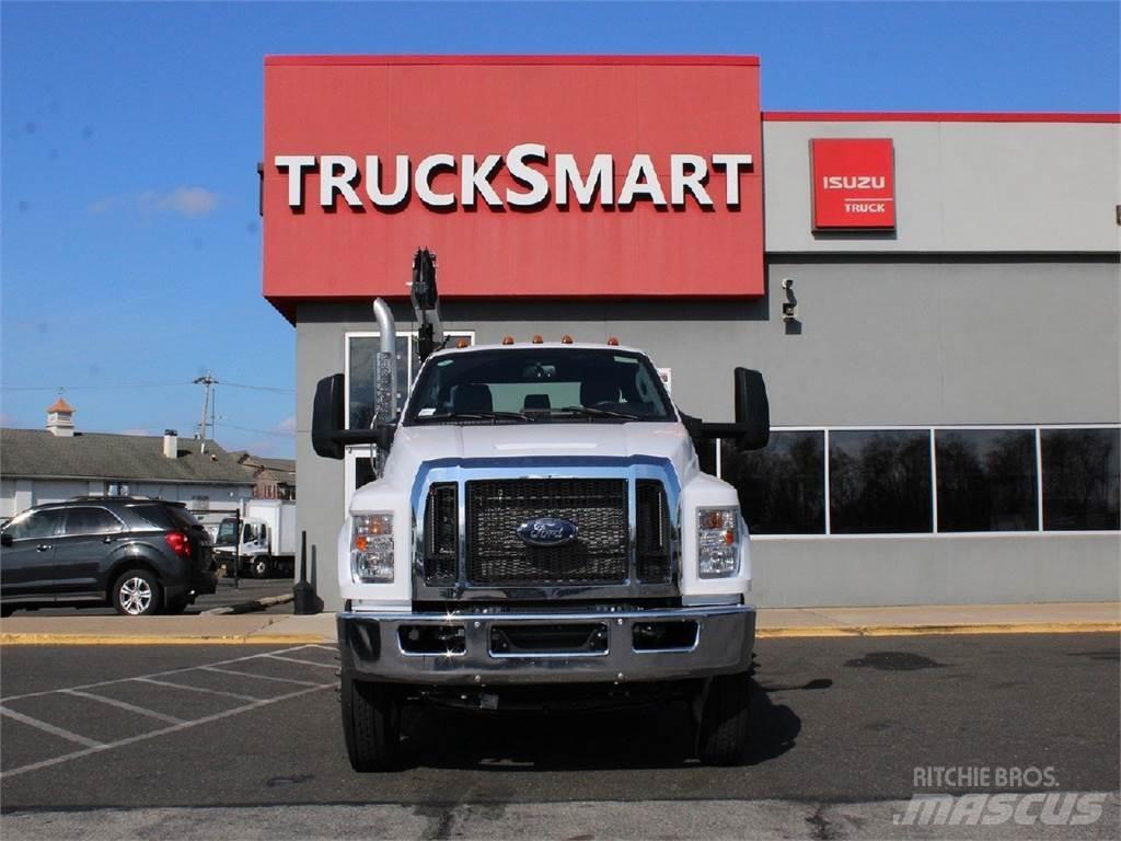 Ford F750 Vlakke laadvloer met kraan