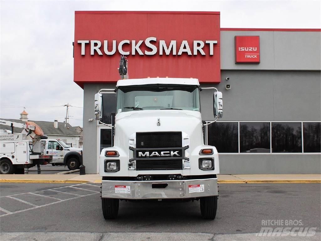 Mack MD6 Vlakke laadvloer met kraan