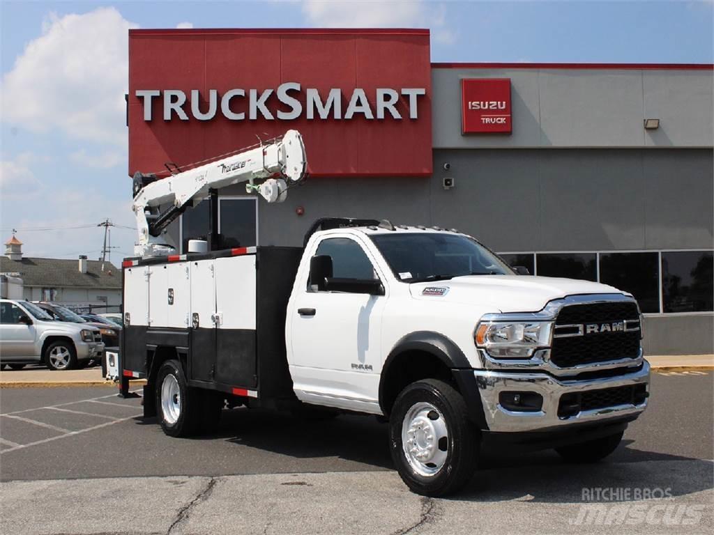 RAM 5500 Vlakke laadvloer met kraan