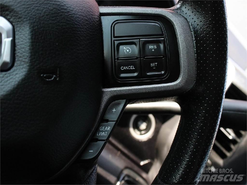 RAM 5500 Vlakke laadvloer met kraan