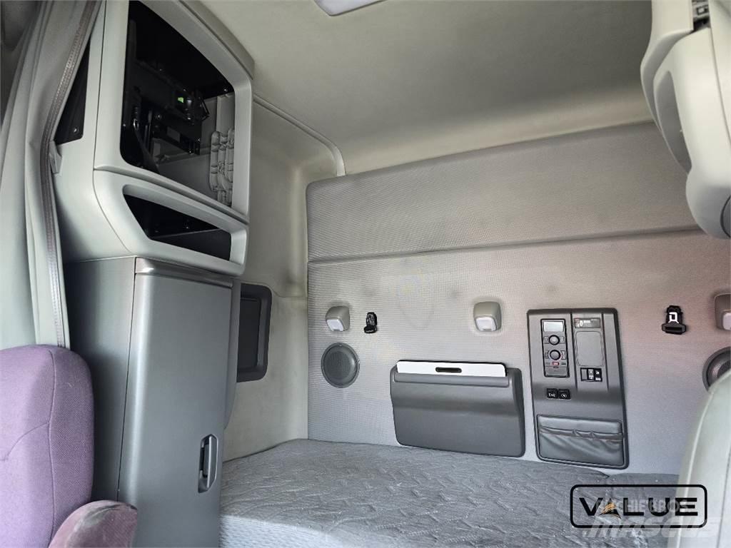 Volvo VNL740 Trekkers
